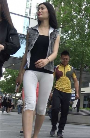 4k-极品俏皮白色打底裤翘臀美眉 [2.27 GB]