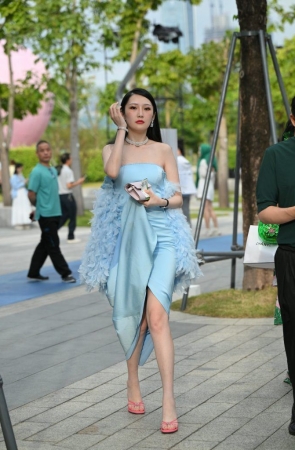 浅蓝色抹胸裙 [58P-0.99GB]