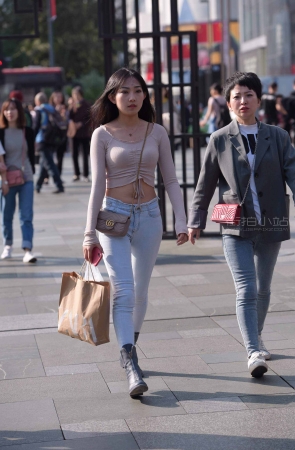 街拍紧牛小清新妹子