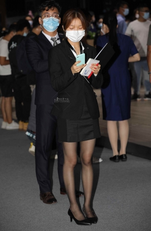 【街拍心灵】宝马销shou黑丝街拍美腿制服哇塞