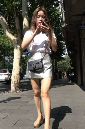 4K 白T恤短裙街拍美腿美女姐姐