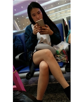 4k-高铁站候车室拍摄极品长腿女神姐姐