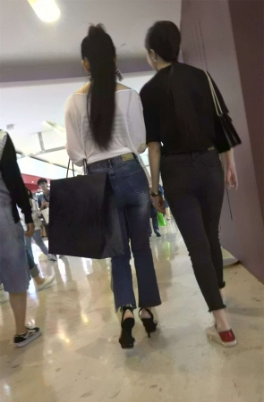 商场偶遇两位极品紧身牛仔裤街拍美臀美女