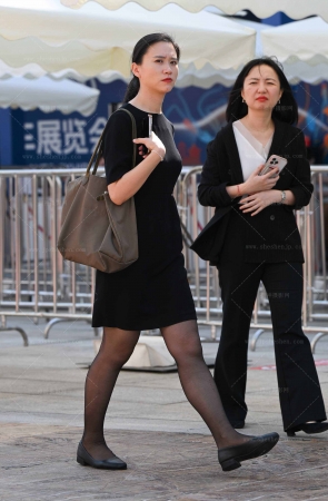 25610-36-44√黑丝平底鞋素人-她看着我呢 10P