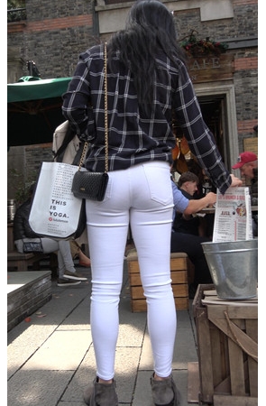 白色紧身裤女孩