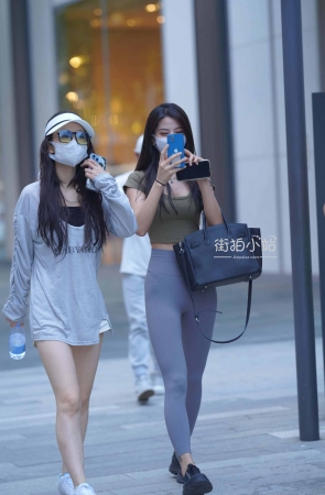 紧身瑜伽裤美眉也喜欢拍拍拍