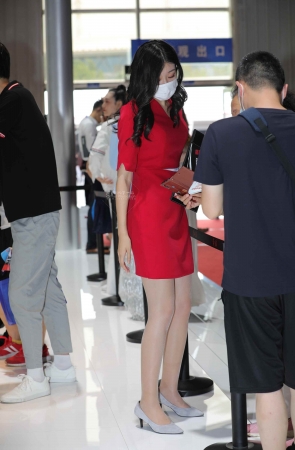 【街拍心灵】肉丝大街拍长腿高跟红裙礼仪哇塞