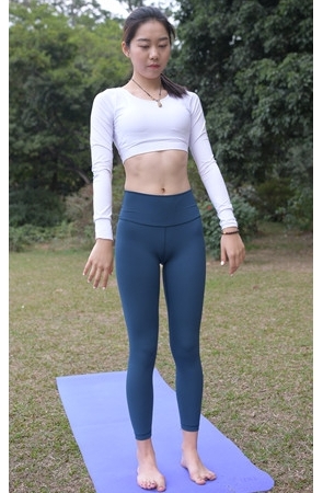 练瑜伽的紧身美女【套图+视频】