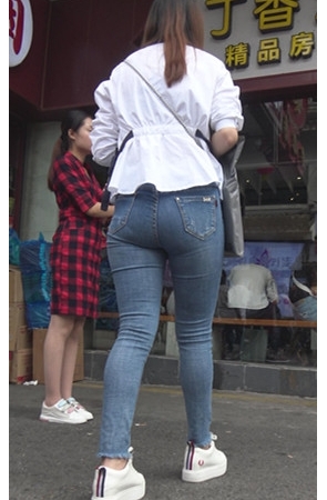 紧身蓝色牛仔裤小姐姐[3.62G/MP4]