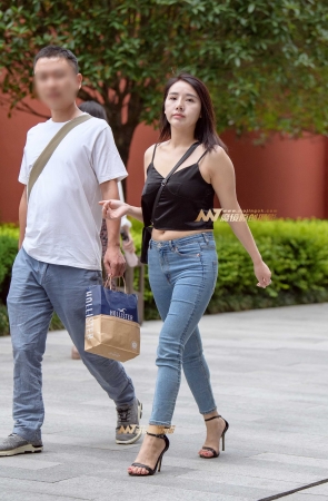 紧身牛仔裤高跟鞋