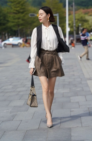 优雅气质短发女郎