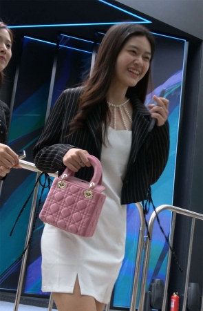 白短裙美腿高跟御姐美女