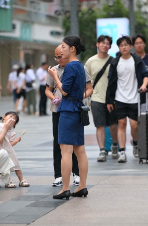 抓拍促销员小姐姐