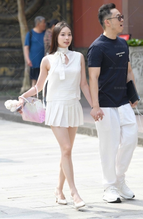 24526-5=32√美腿百褶裙女友 13P