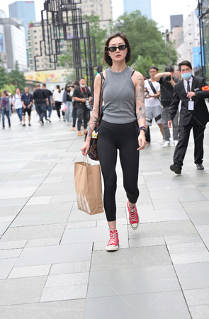 黑色紧身裤美眉