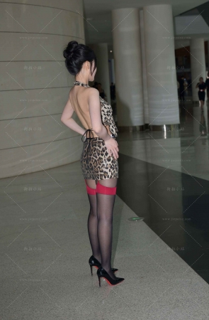 豹纹短裙，性感美背~