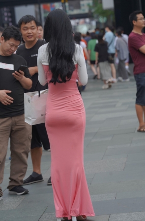 粉色包臀长裙小姐姐