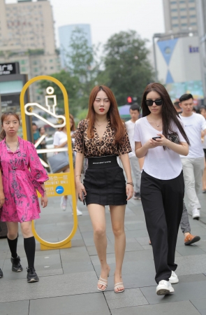 逛街的美腿女孩