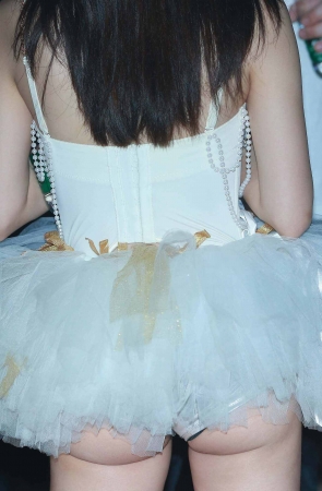 牛奶般的肌肤，穿着性感十足