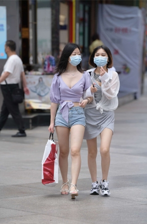 视觉冲击街拍作品 – 性感的单眼皮热裤女孩