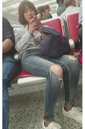 破洞牛仔裤小姐姐