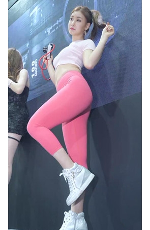 粉色紧身裤美女模特