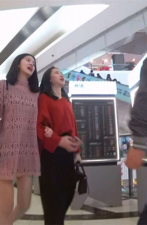 粉色镂空衣短裤美女