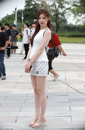 白到发光的美女