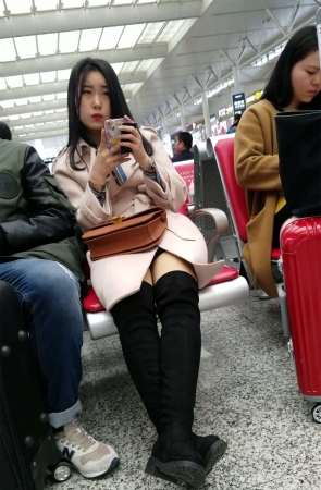 火车站候车的黑色高筒鞋极品长发美女