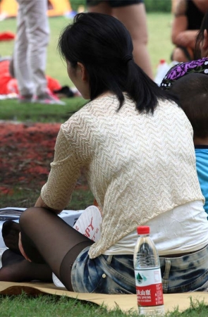 No1468 清秀少妇牛仔短裤配长黑丝