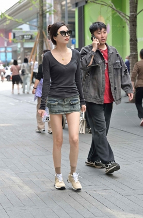 街拍带着墨镜的牛仔超短裙美眉