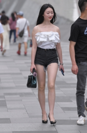 牛奶般的肌肤，热裤大白腿美眉