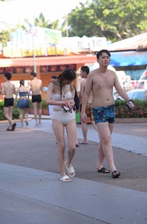 魅力迷人的白色比基尼素颜女友~