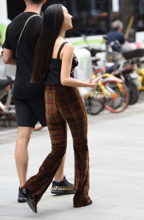 一对小情侣，正面走来