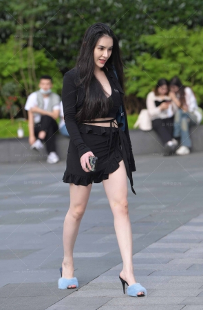 23113-12=65√肤白美腿性感小姐姐 16P