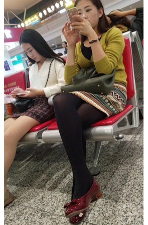 玩手机的黑丝美腿