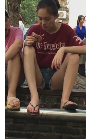 路边吃东西的小妹