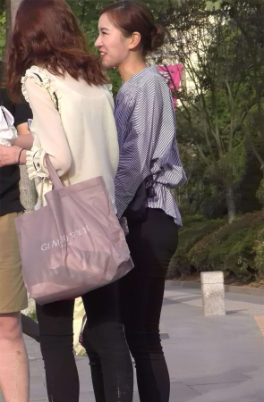 黑色紧身裤蓝衬衫美女