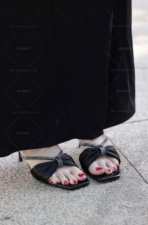 LB184-163P 上海时装周-美足少妇和她的大胸闺蜜