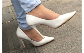 特写极品紧身牛仔裤美女的尖嘴高跟鞋美足