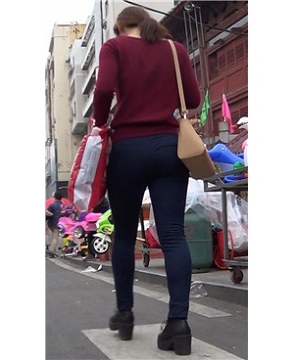 街拍红衣紧身裤圆臀美眉 [341 MB]