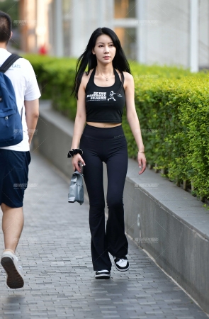 长发飘飘紧身裤美女