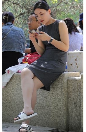 玩手机的美妇(63P)