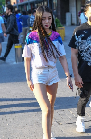 热裤月牙臀美女