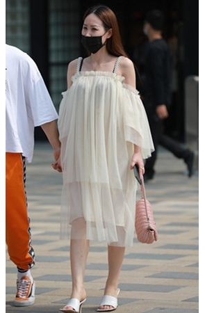 白色长裙MM(89P)[1.03G/JPG]