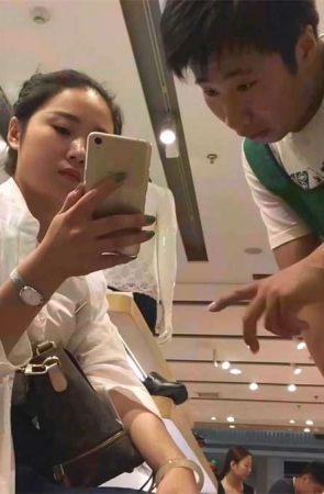 超漂亮的黑短裙少妇试鞋