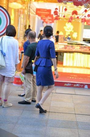 2546-9=53√街拍老凤祥职员