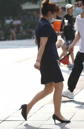 诱惑肉丝高跟街拍OL