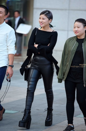 紧身皮裤，高跟