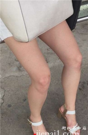 清纯漂亮的妹子，膝盖上有伤，好心疼呀。